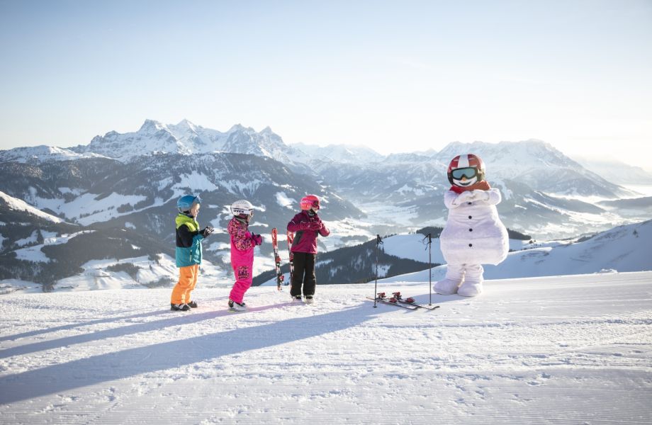 lebender Schneemann mit Kindern