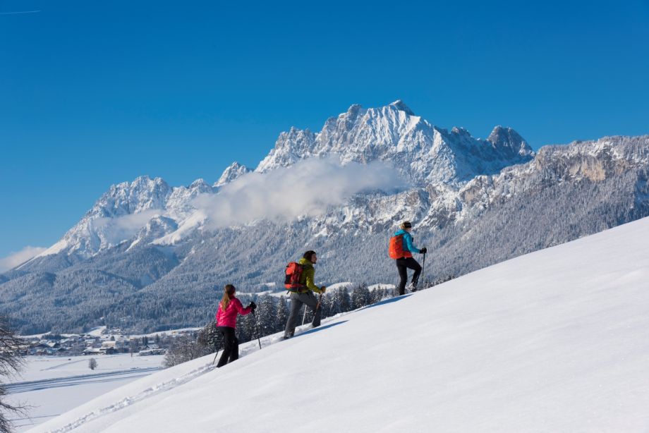 Skitourengeher bei sonnigen Wetter