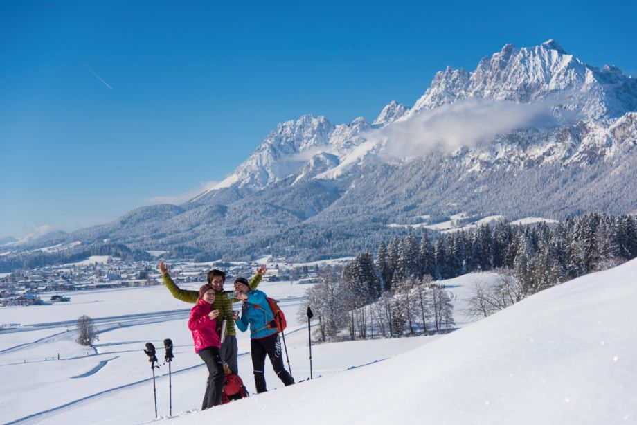 Skitourengeher machen ein Foto