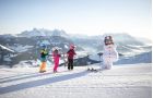 lebender Schneemann mit Kindern